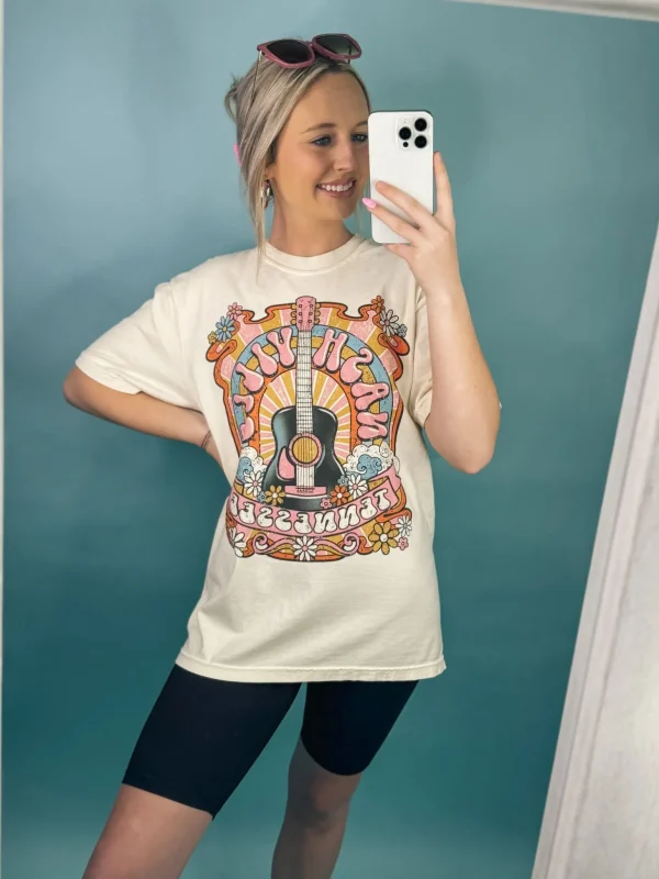 Allie Lynn's Boutique Graphic Tees<Groovy Nashville Music City Graphic Tee