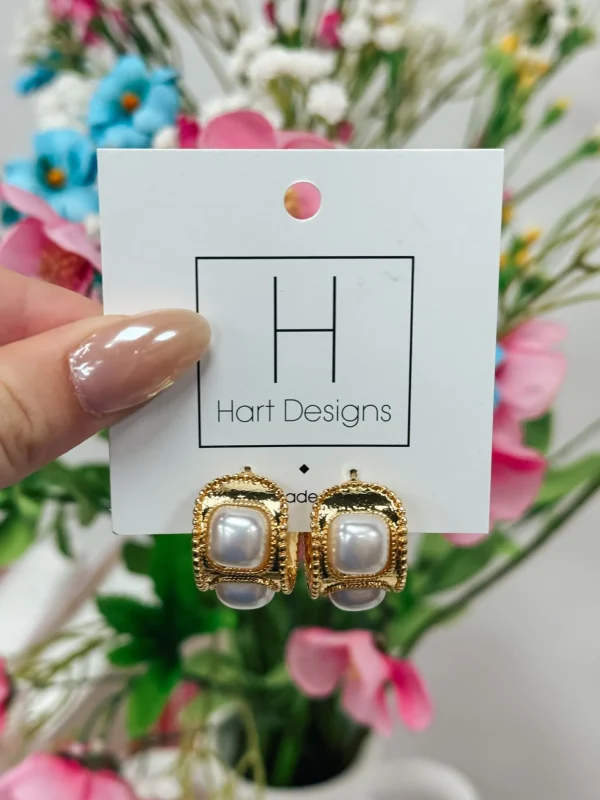 Allie Lynn's Boutique Hart Designs Jewelry<Stunning Pearl/Gold Mini Hoops